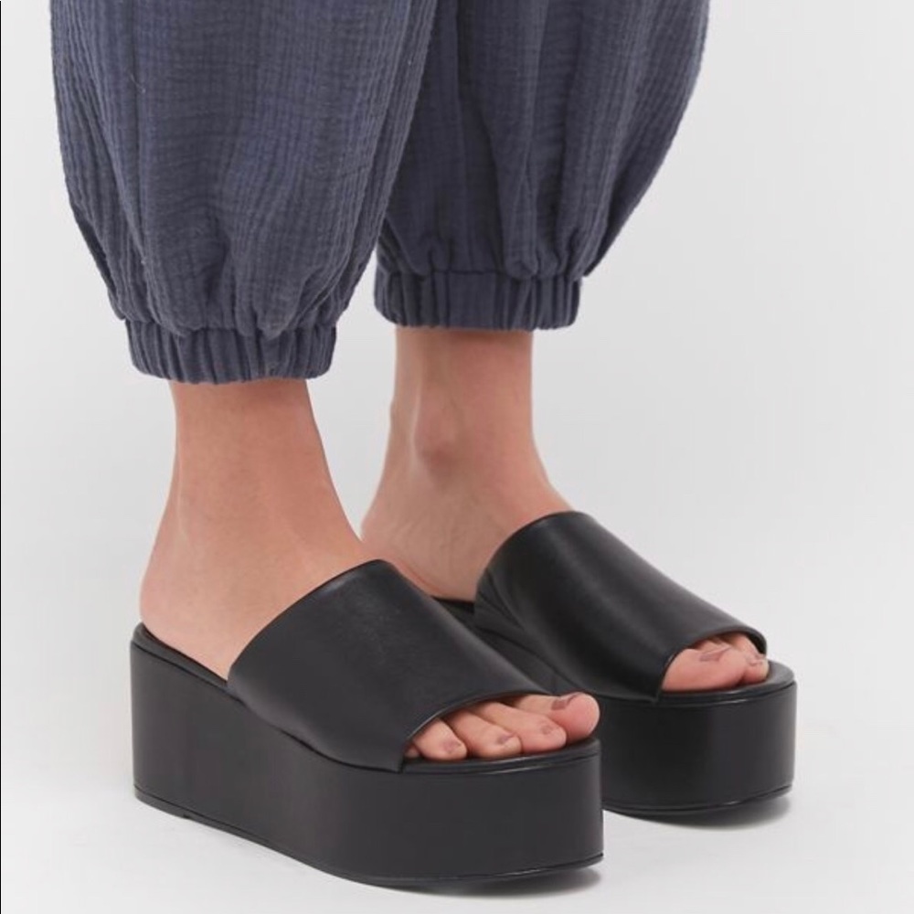 BRAND NEW SOLD OUT angie platform sandal in black